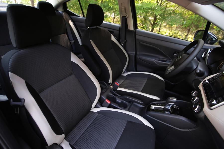Интерьер Nissan Versa SV 2019 года  (NA) (фото 5 из 10)